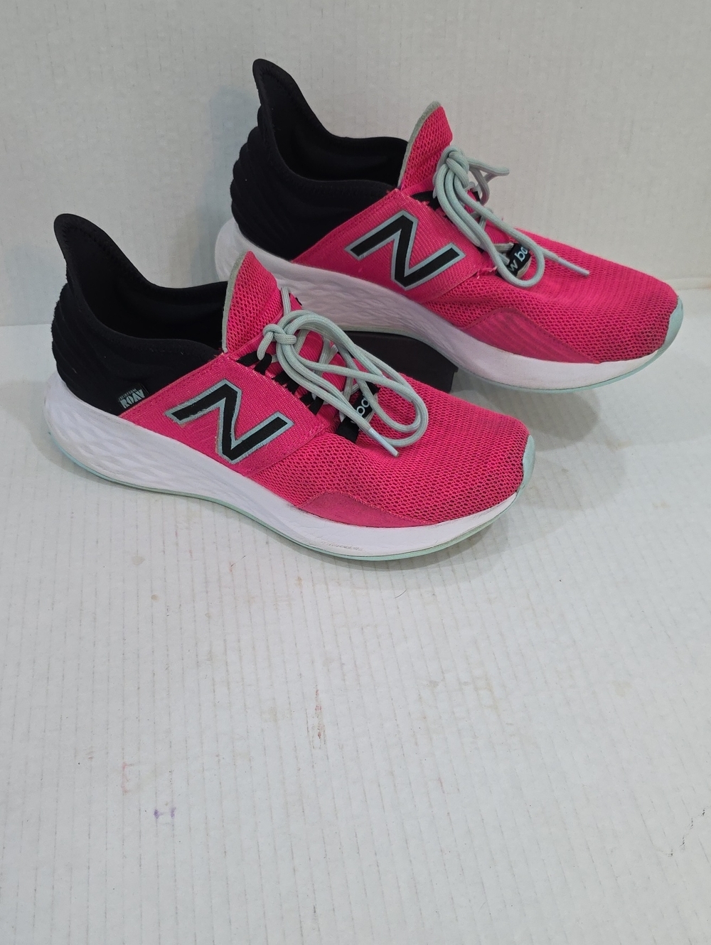 New Balance Fresh Foam ROAV Womens Hot Pink and Black Sneakers Size 8.5